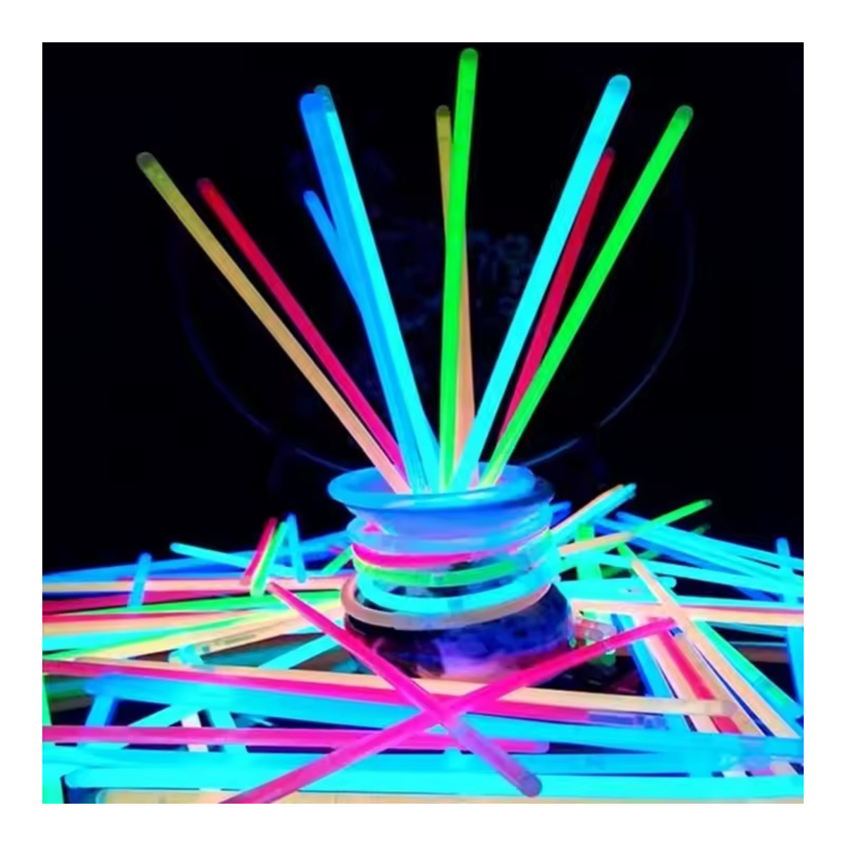 Bransoletki fluorescencyjne jako atrakcja na przyjęcie urodzinowe, wesele lub sylwestra