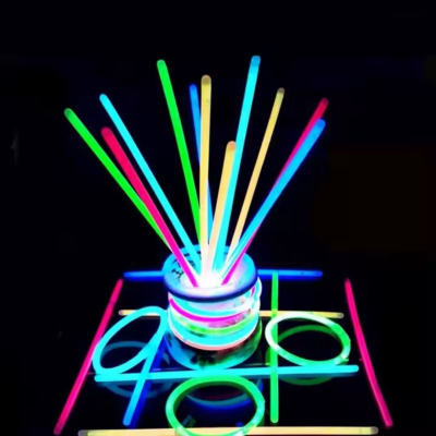 Bransoletki fluorescencyjne jako dodatkowa atrakcja dla gości przyjęcia urodzinowego, ślubu lub wieczoru panieńskiego