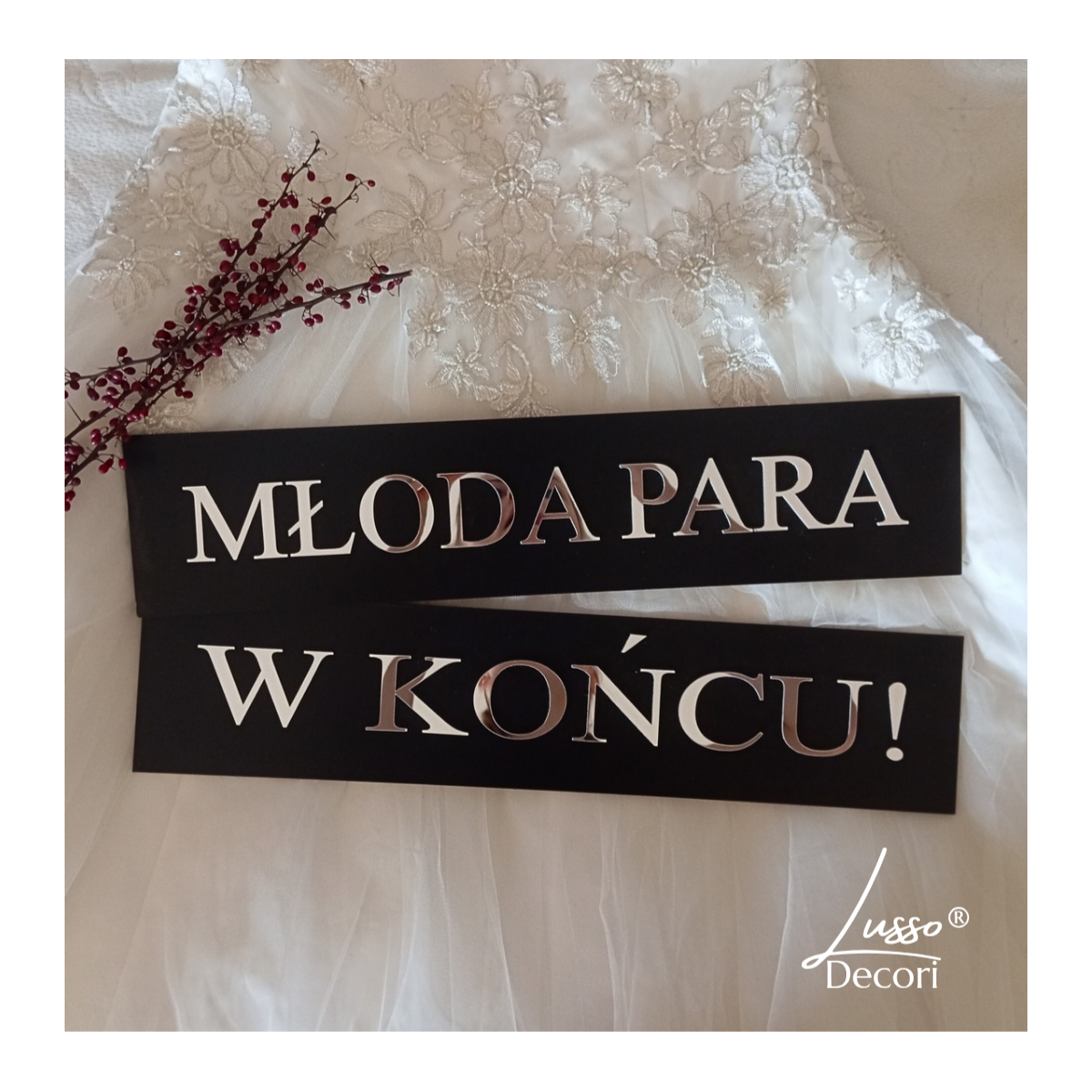 Czarne tablice drewniane do auta na ślub z lustrzanym napisem naklejanym