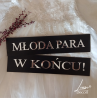 Czarne tablice drewniane do auta na ślub z lustrzanym napisem naklejanym