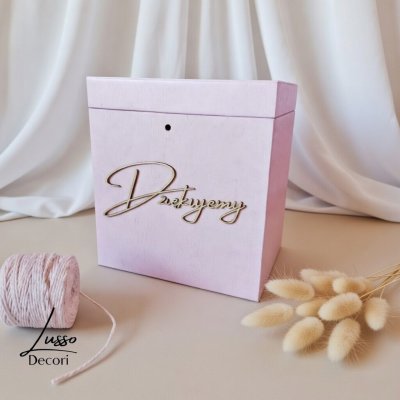 Minimalistyczna drewniane pudełko na koperty z drewnianym napisem Dziękujemy.