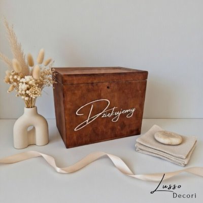 Drewniane pudełko na koperty z napisem dziękujemy w stylu rustykalnym.