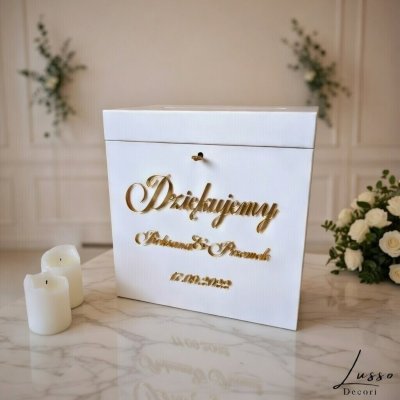 Personalizowana skrzynka na koperty z ozdobną czcionką w stylu glamour.