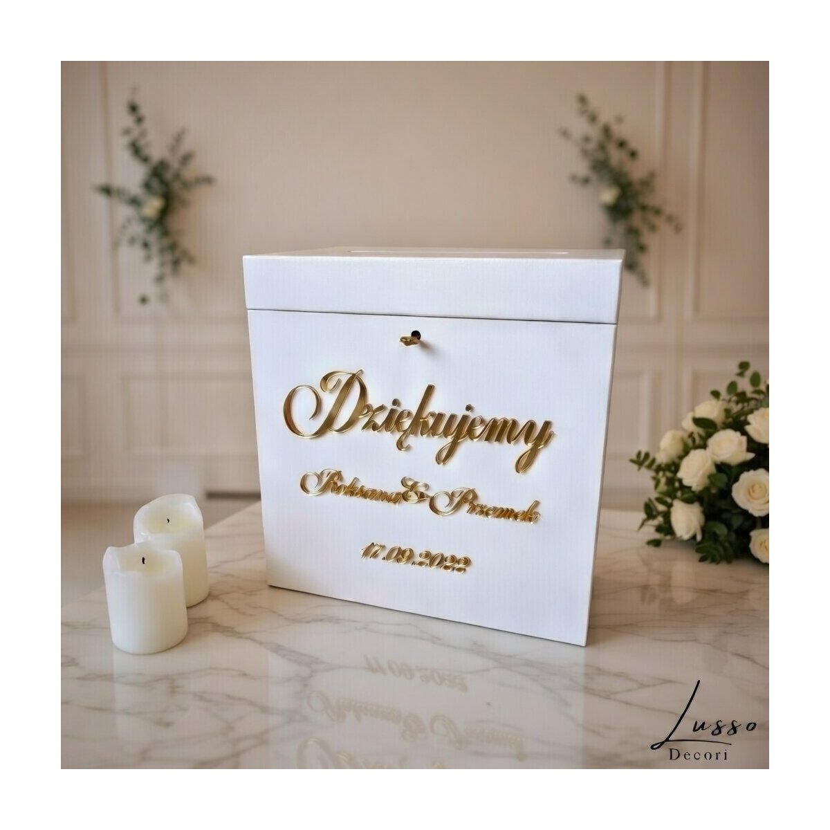 Personalizowana skrzynka na koperty z ozdobną czcionką w stylu glamour.