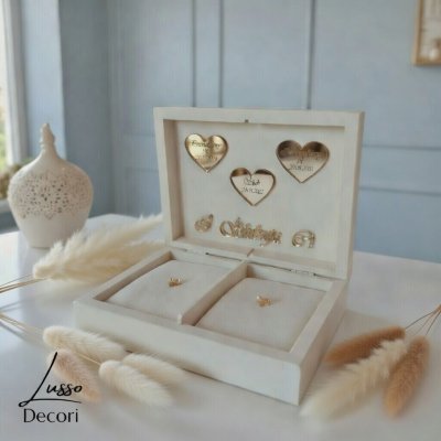 Kremowe pudełko na obrączki z personalizacją na minimalistyczne przyjęcia ślubne