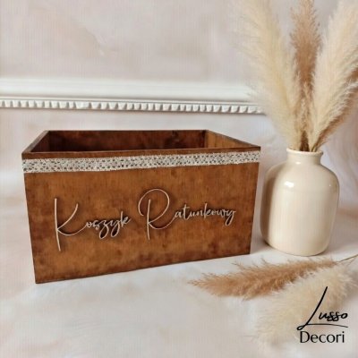 Rustykalny koszyk ratunkowy w ciemnym kolorze i drewnianym napisem z koronką