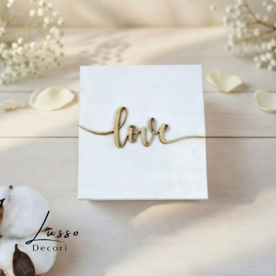 Romantyczne drewniane pudełko na obrączki z drewnianym napisem love