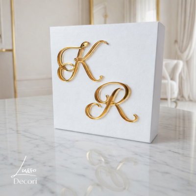 Pudełko na obrączki z ozdobnymi inicjałami na wieczku