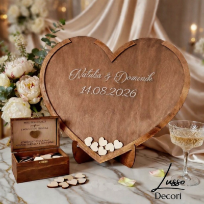 drewniana rustykalna księga gości z wrzucanymi sercami
