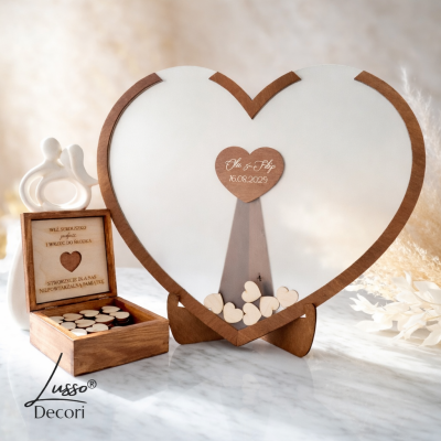 drewniana przeźroczysta sięga gości serce z wrzucanymi sercami