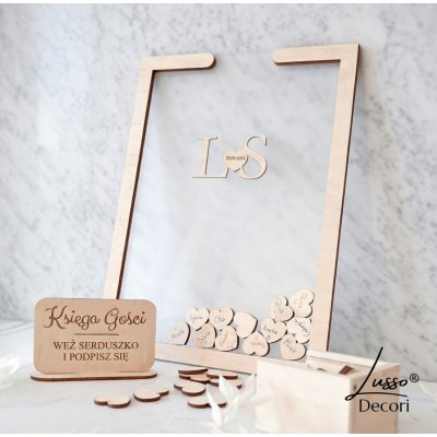 Prostokątna księga gości z wrzucanymi sercami na przyjęcie