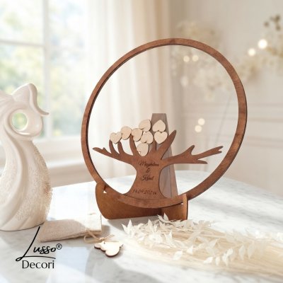 Rustykalna księga gości z wrzucanymi sercami z drzewkiem