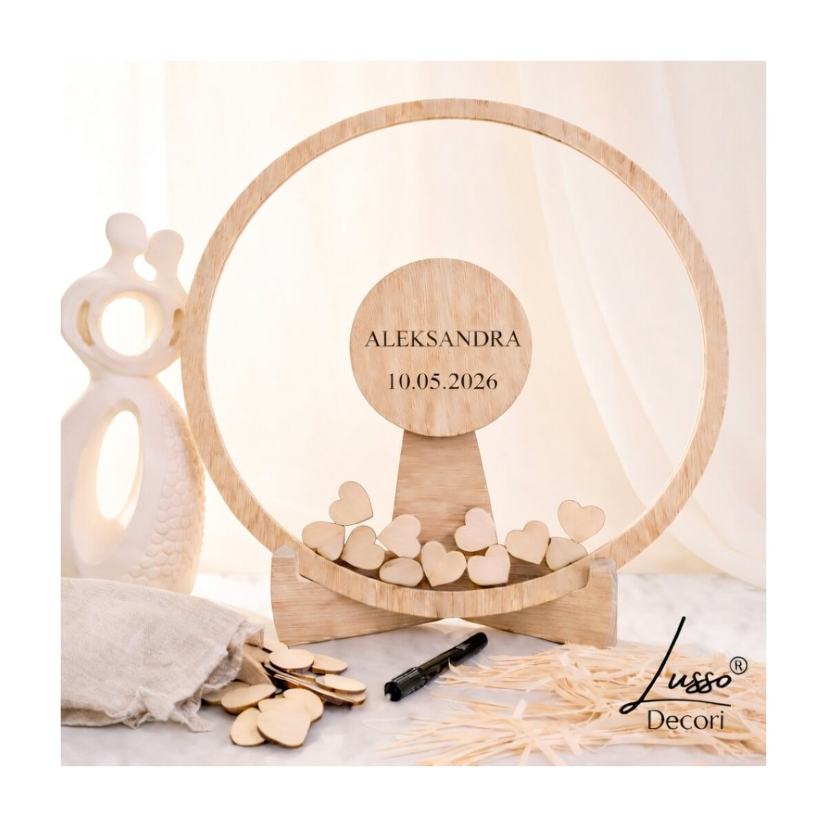 Okrągła księga gości z wrzucanymi sercami