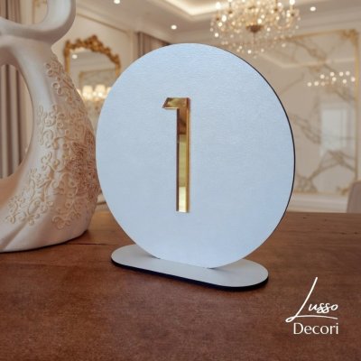 Stojący numer na stół o okrągłym kształcie i cyfrą w lustrzanym odcieniu.