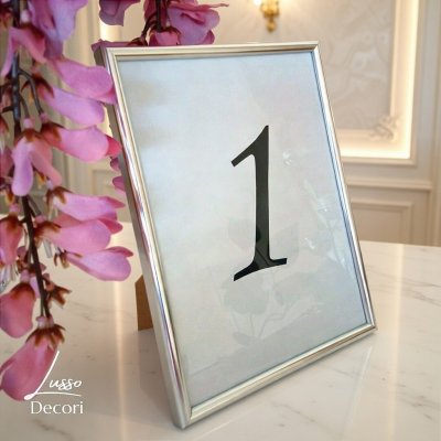 Numer na stół na przyjęcie w srebrnej ramce.