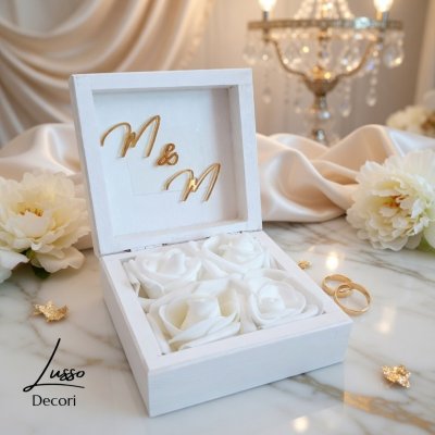 Minimalistyczne pudełko na obrączki w stylu glamour z inicjałami pary młodej w środku