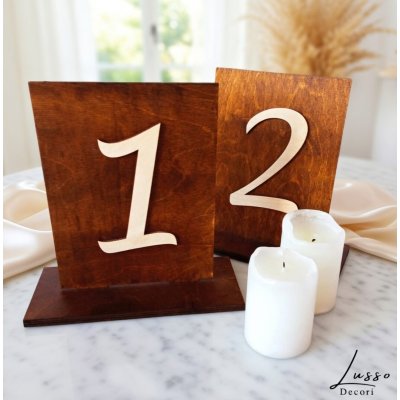 Stojący numer na stół w kolorze ciemnego drewna w stylu boho