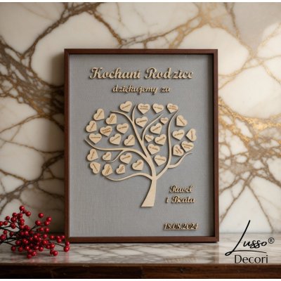 Obraz w ramce z drzewkiem i życzeniami jako podziękowanie dla rodziców w czasie przyjęcia ślubnego dzieci