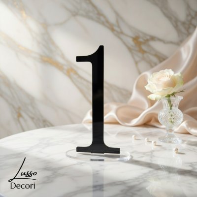 Stojący numer na stół na przyjęcie w lustrzanej plexi i przeźroczystą podstawką