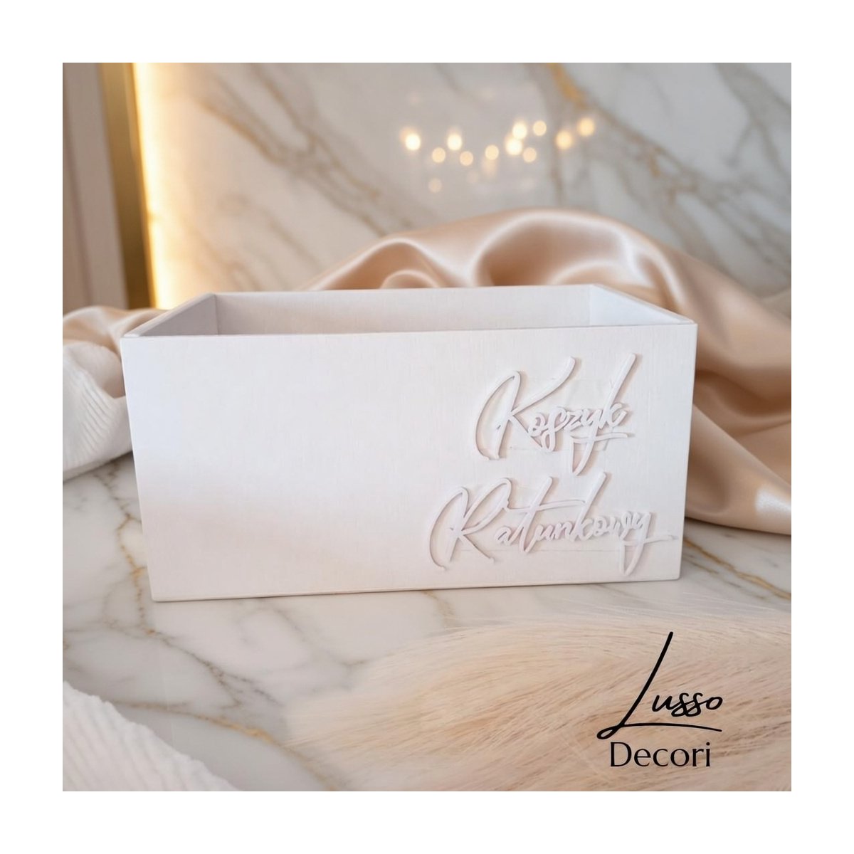 Koszyczek ratunkowy w minimalistycznym klimacie z białym napisem