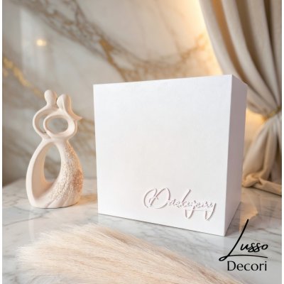 Białe pudełko na koperty z drewna bez wieczka z napisem dziękujemy na ślub w stylu minimalistycznym.