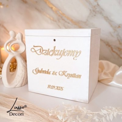 Drewniane pudełko na koperty z imionami i datą uroczystości weselnej.