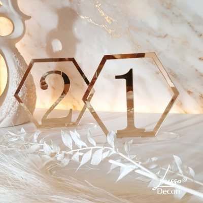 Stojący numer na stół wykonany z lustrzanej plexi idealny na przyjęcia weselne w stylu glamour.