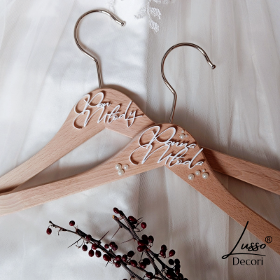 wieszak ślubny z perełkami pan młody panna młoda do zdjęć