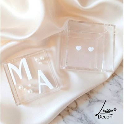 Akrylowe przeźroczyste pudełko na obrączki z perełkami w wersji glamour