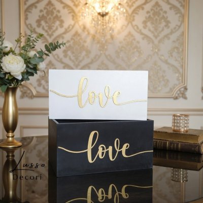 czarno biały koszyk ratunkowy love z drewnianym napisem