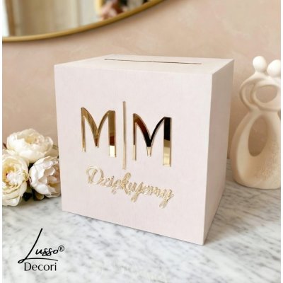 Drewniane beżowe pudełko na koperty z inicjałami pary młodej
