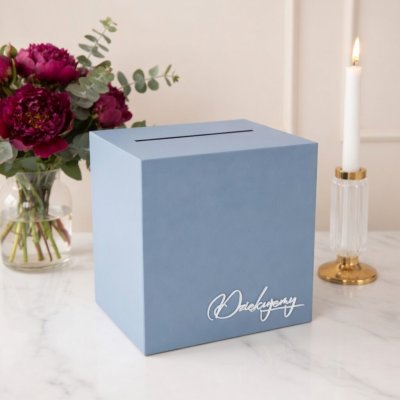 Drewniane pudełko na koperty w kolorze baby blue w stylu minimalistycznym.
