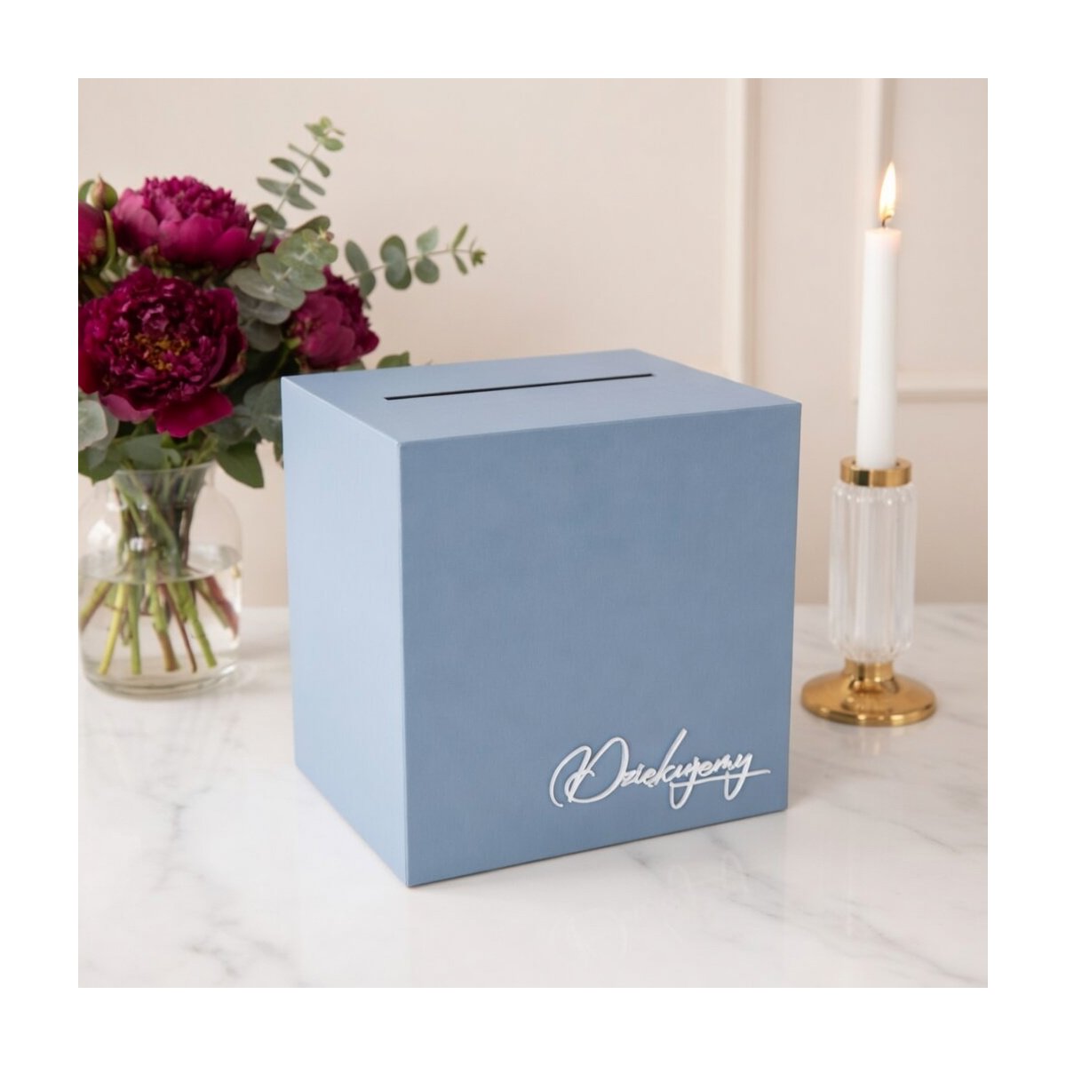 Drewniane pudełko na koperty w kolorze baby blue w stylu minimalistycznym.