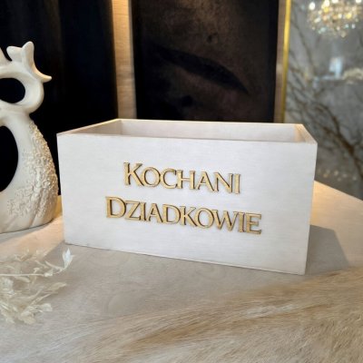 Drewniana skrzynka prezentowa z drewnianą dedykacją na podziękowanie dla dziadków
