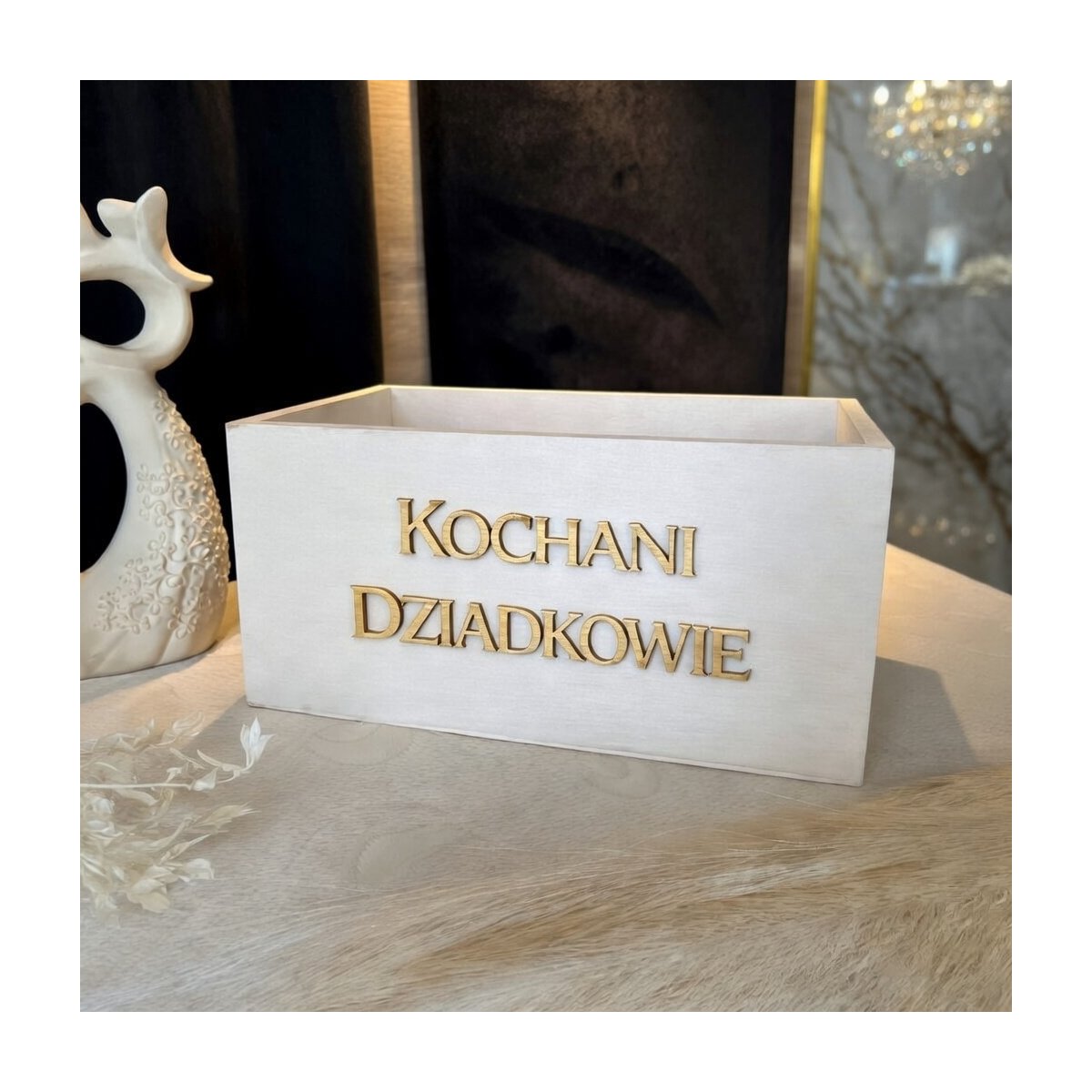 Drewniana skrzynka prezentowa z drewnianą dedykacją na podziękowanie dla dziadków