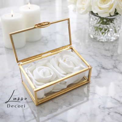 Szklana szkatułka na obrączki z białymi różyczkami