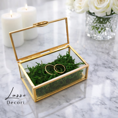 Szklana szkatułka na obrączki na ślub z wypełnieniem w postaci mchu