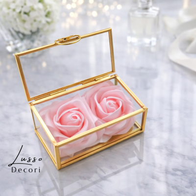Szklana szkatułka w stylu glamour na ślub z różowymi różyczkami