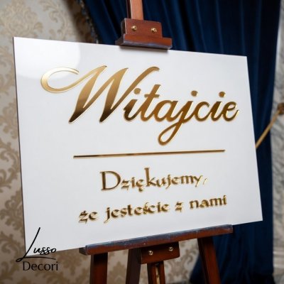 Tablica powitalna w stylu glamour na przyjęcie weselne pary młodej na powitanie gości na sali