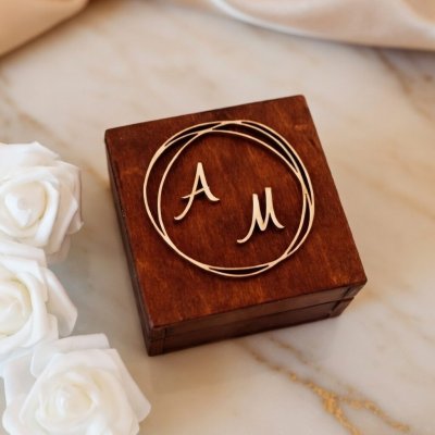 Rustykalne pudełko na obrączki na ślub w kolorze ciemnego drewna