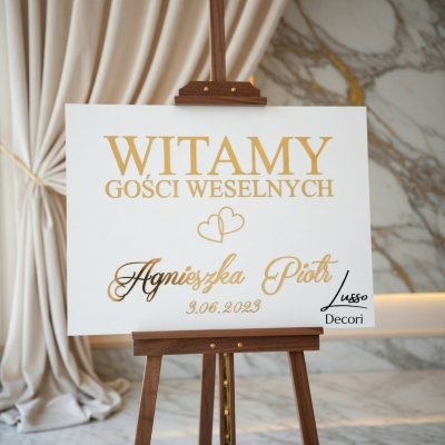 Biała personalizowana tablica powitalna na przyjęcie weselne w stylu glamour