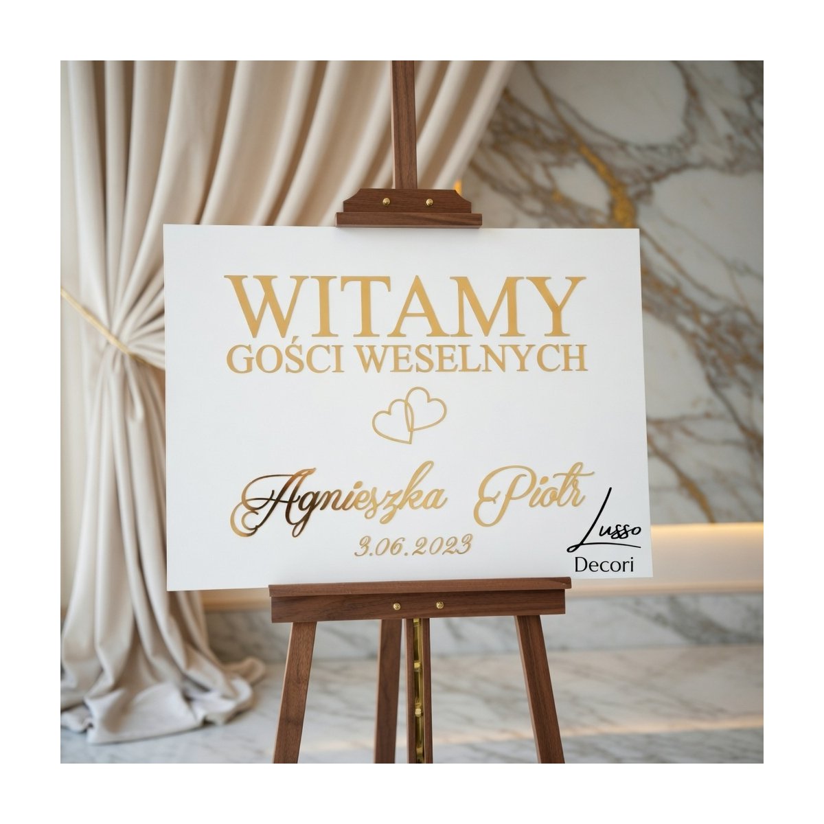 Biała personalizowana tablica powitalna na przyjęcie weselne w stylu glamour