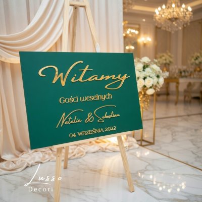 Tablica powitalna w kolorze butelkowej zieleni i złota na przyjęcie weselne w stylu glamour