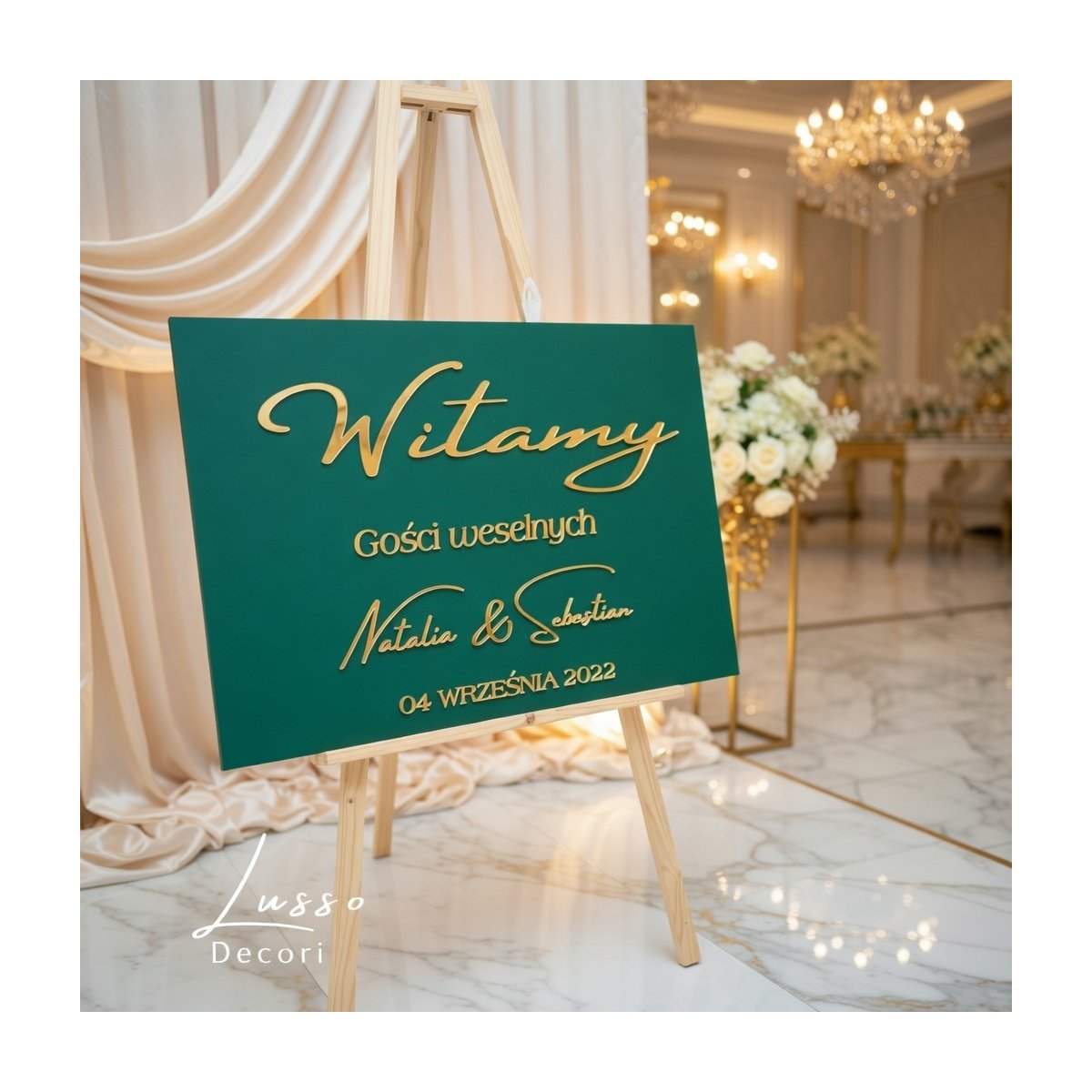 Tablica powitalna w kolorze butelkowej zieleni i złota na przyjęcie weselne w stylu glamour