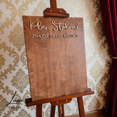 Tablica plan stołów znajdź swoje miejsce na przyjęcie w stylu rustykalnym.