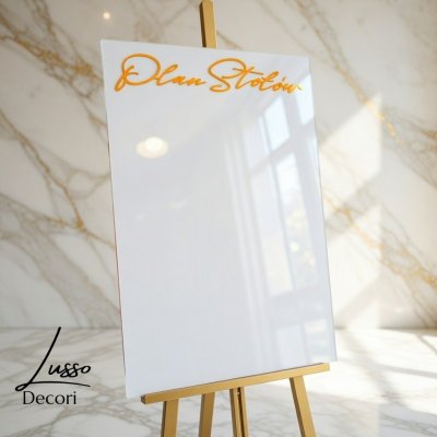 Tablica powitalna z białej plexi z ozdobną czcionką