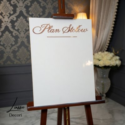 Elegancka tablica plan stołów z lustrzanymi napisami i ozdobną czcionką