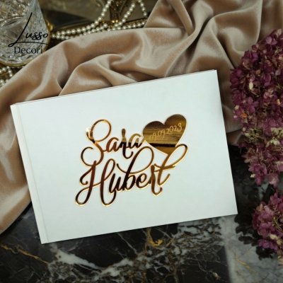 Personalizowana księga gości na ślub z imionami i grawerowaną datą w złotym kolorze