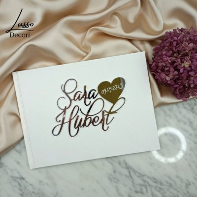 Personalizowna księga gosci z ozdobną srebrną czcionką, imionami pary młodej i grawerowaną datą