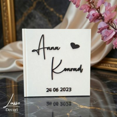 Delikatna i elegancka księga gości z imionami pary młodej